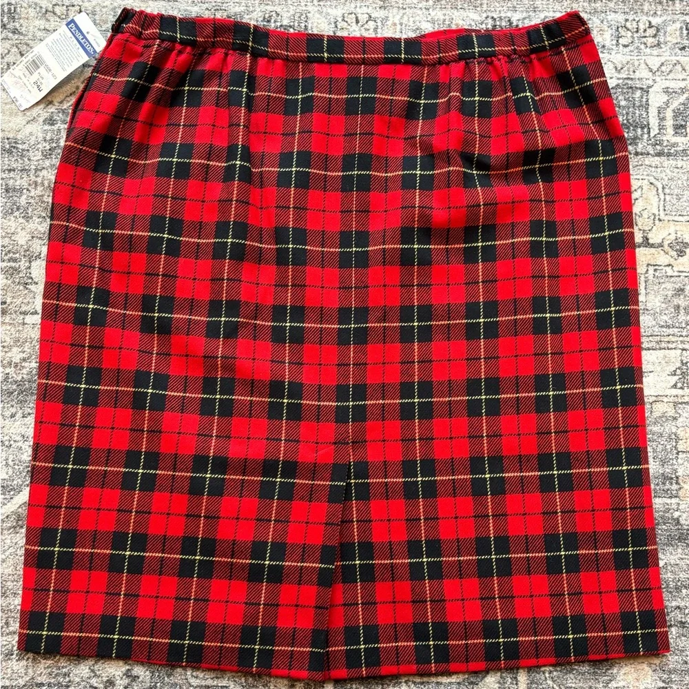 VTG NWT Pendleton Red and Black‎ Plaid Skirt Women’s Size 24W - Picture 2 of 7
